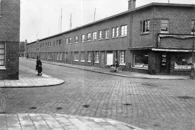 86020 Gezicht in de Koppestokstraat te Utrecht, vanuit de Blois van Treslongstraat, uit het zuidoosten; rechts op de ...